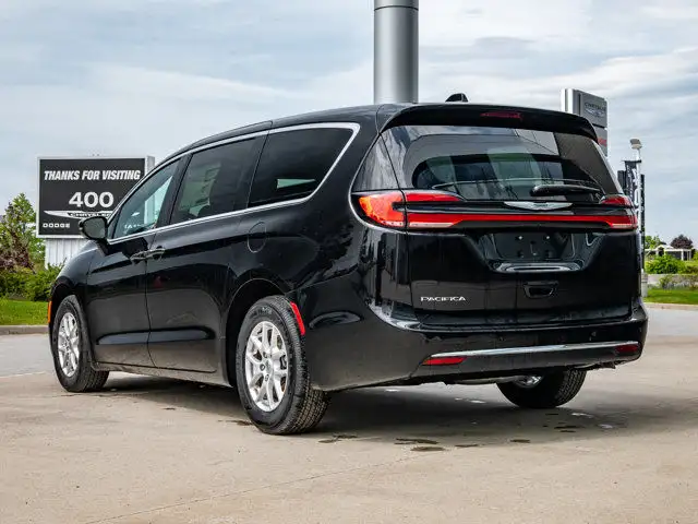 2025 Chrysler Pacifica Select in Cars & Trucks in Barrie - Image 6
