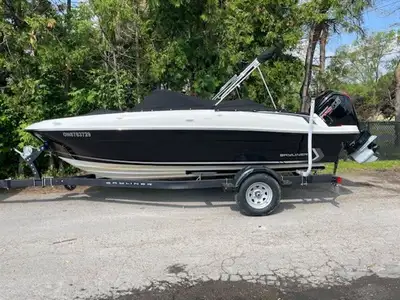 2023 Bayliner VR4 Bowrider - Outboard Mercury 115 pro xs, and Trailer. 2023 Bayliner VR4 Bowrider -...