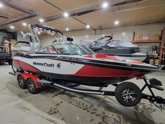 2016 MasterCraft X10 - $15,000 SAVINGS! SPRING FLASH SALE! in Powerboats & Motorboats in Medicine Hat - Image 3