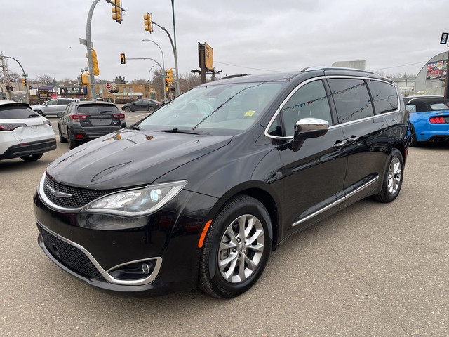  2017 Chrysler Pacifica Limited-sunroof-DVD in Cars & Trucks in Saskatoon