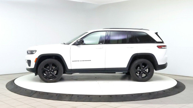 2023 Jeep Grand Cherokee in Cars & Trucks in Lethbridge - Image 2