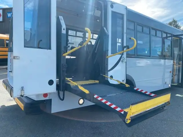 2017 chevrolet Express G4500 21 Passenger Bus With Wheelchair Ac in Heavy Trucks in Richmond - Image 37
