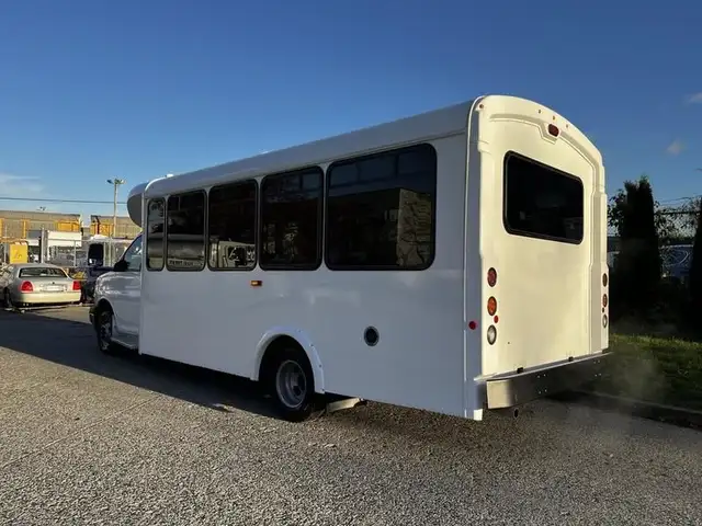 2017 chevrolet Express G4500 22 Passenger with Wheelchair Ramp O in Heavy Trucks in Richmond - Image 8