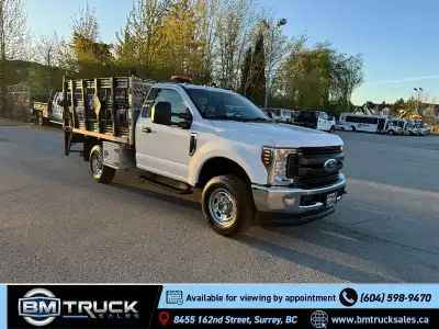 2019 Ford F-350 Regular Cab / Flat Deck / Power Lift Gate / 4x4 - Local BC Truck - 6.2L V8 - Auto -...