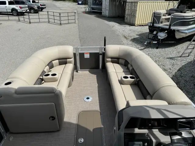 2024 Sun Tracker Party Barge 22 XP3 Tritoon, Mercury 150 L 4s-po in Powerboats & Motorboats in Calgary - Image 9
