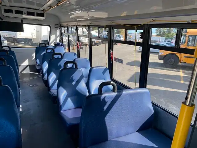 2017 chevrolet Express G4500 21 Passenger Bus With Wheelchair Ac in Heavy Trucks in Richmond - Image 29