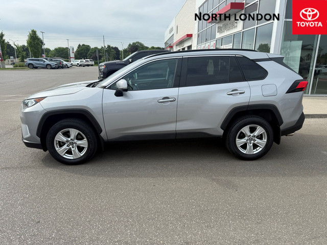2020 Toyota RAV4 XLE LEASE RETURN - CLEAN CARFAX - ONE OWNER... in Cars & Trucks in London - Image 2