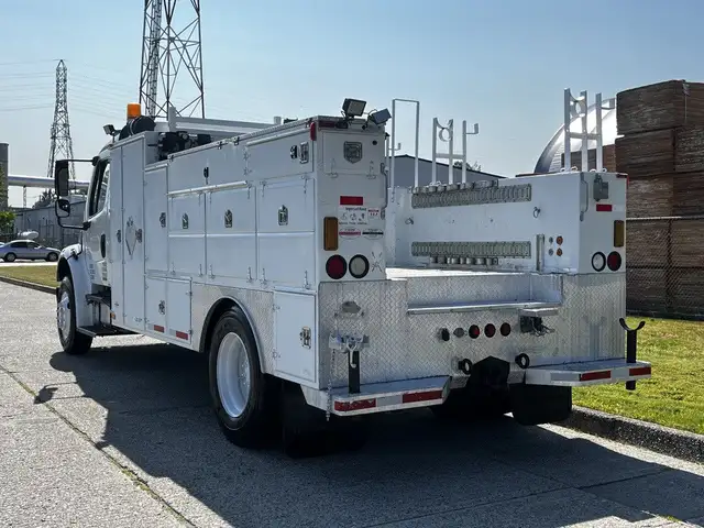 2004 Freightliner M2 106 CAT C7 Service Truck with Pumps in Heavy Trucks in Delta/Surrey/Langley - Image 9