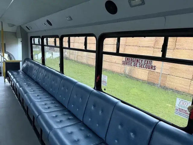 2011 ford F-550 31 Passenger Bus Powerstroke Diesel in Heavy Trucks in Richmond - Image 20