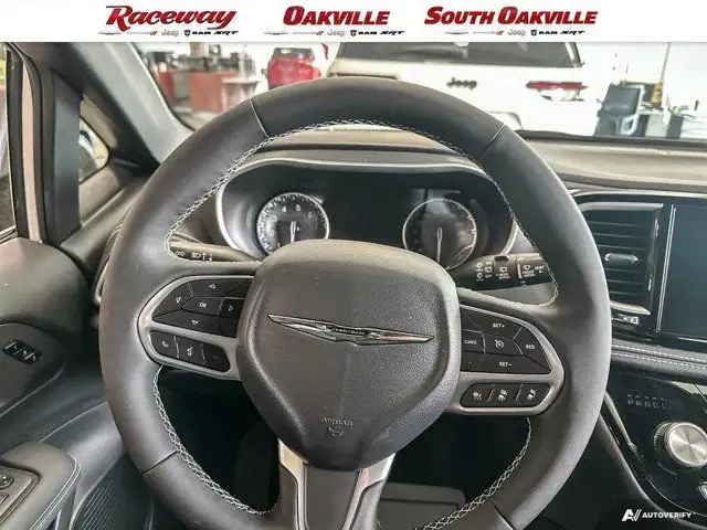 2025 Chrysler Pacifica Select in Cars & Trucks in Mississauga / Peel Region - Image 13