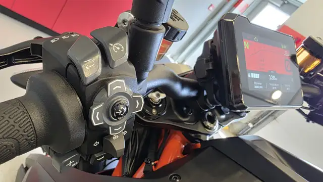 2021 KTM Super Duke 1290 R in Street, Cruisers & Choppers in Nanaimo - Image 10