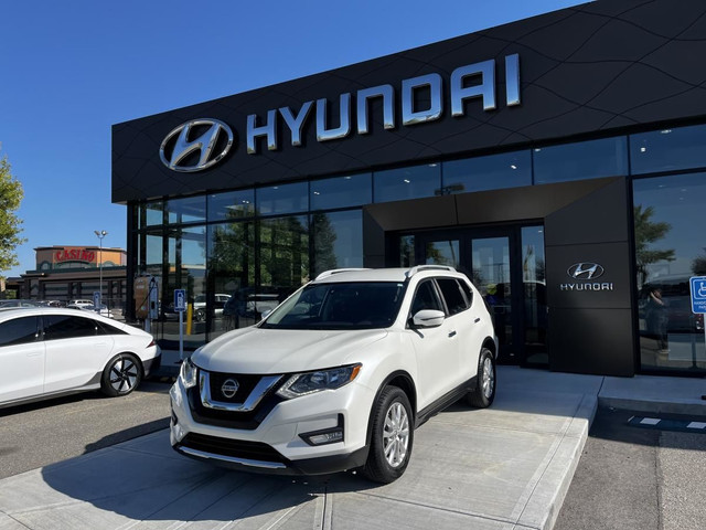 Nissan Rogue SV 2020 in Cars & Trucks in Lethbridge - Image 2