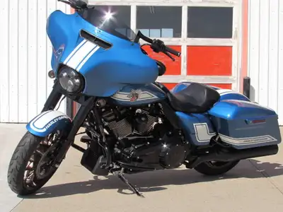 This One of a Kind 2023 Fast Johnnie Street Glide ST 117 is Exceptional. With ONLY 19 KM, Yes a Like...