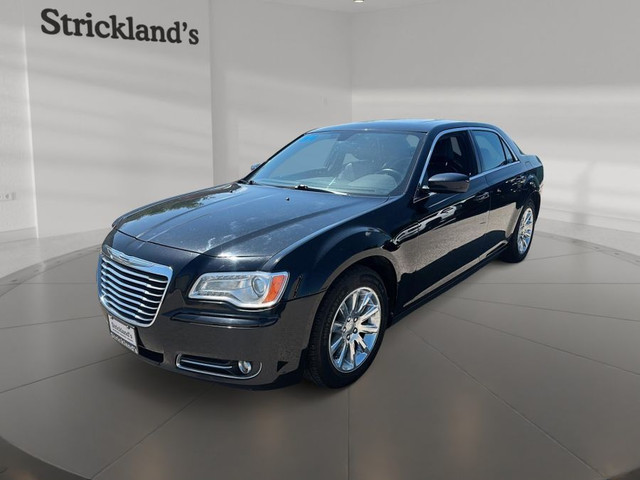 2014 CHRYSLER 300 BASE in Cars & Trucks in Stratford