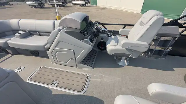 2024 Regency 230 LE3 Sport TRITOON, Mercury Verado 250L w/ Activ in Powerboats & Motorboats in Winnipeg - Image 19