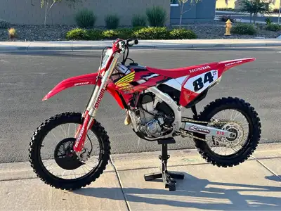 APPLY NOW: https://www.ridecollective.ca/get-pre-approved The 2022 Honda CRF450R is a factory-inspir...