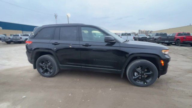 2024 Jeep Grand Cherokee Altitude | Trailer Tow Prep Group in Cars & Trucks in Edmonton - Image 2