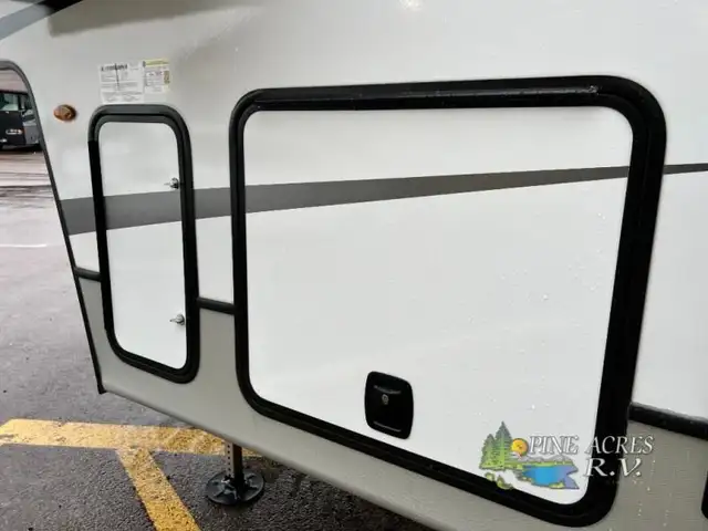 2024 Keystone RV Cougar Half-Ton 29RLISE 8740 Lbs Dry dans Caravanes classiques dans Moncton - Image 47