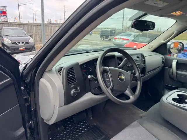 2012 Chevrolet Silverado 1500 LS CHEYENNE EDITION, V8, EXT CAB,  in Cars & Trucks in London - Image 13