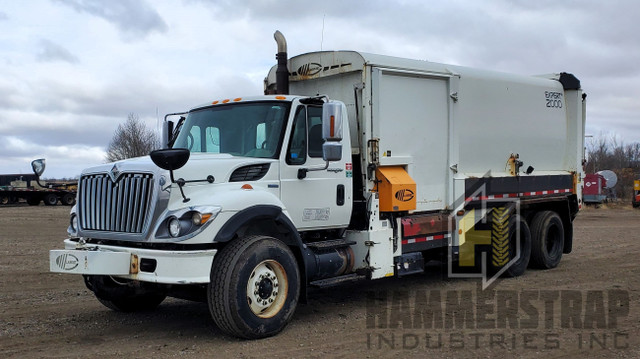INTERNATIONAL WorkStar 7400 Tandem Axle Side Load Garbage Truck in Heavy Equipment in Edmonton - Image 3
