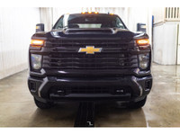 **ONE OWNER - ACCIDENT FREE** 36,862 KM This 2024 Chevrolet Silverado 2500HD 4x4 Crew Cab Custom is... (image 4)