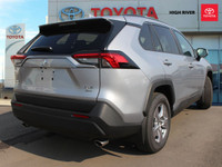 FEATURES OF THE RAV4 XLE AWD »» All-wheel drive for enhanced control and traction »» Automatic trans... (image 5)