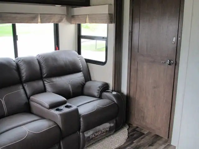 2019 SIERRA 387MKOK-LOADED LUXURY 5TH WHEEL EASY FINANCING! in Travel Trailers & Campers in Ottawa - Image 21