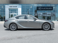 One owner, leased vehicle, full service history, clean Carfax. LOW kms!Luxury package. dometer is 25... (image 4)