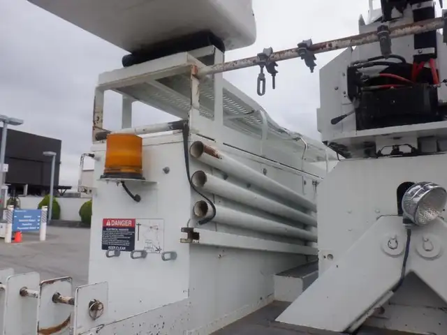 2009 international 7400 Workstar Bucket Truck With Air Brakes Di in Heavy Trucks in Richmond - Image 21