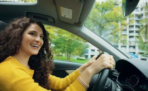 Estimer l'échange en valeur image_Femme au volant d'une voiture