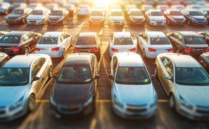 Vue aérienne de rangées de voitures sur un parking - Valeur de revente 