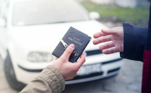 seller hands over used car keys to buyer | Kijiji Autos