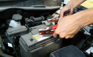 Relancer la batterie d'une voiture