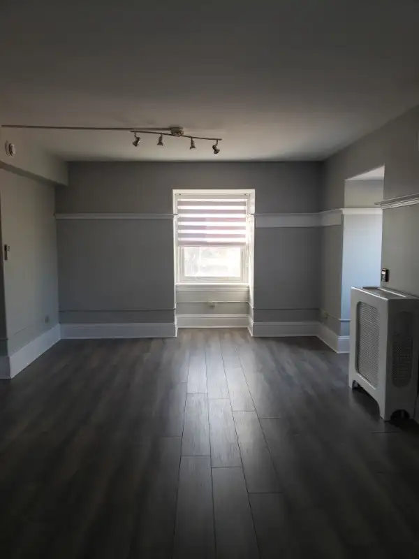 2 Bedroom Apt - Top Floor on Queen's63860084587907123