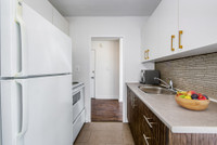Experience luxury and convenience at 587 Avenue, located in the prestigious Forest Hill neighborhood... (image 2)