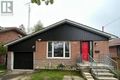 Located within a 12 Min Walk to Subway & Yonge St Shops/Restaurants. Newly Renovated. Super Clean an...
