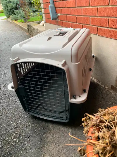 Large animal Crate hold weight up to 30 Lbs. size 26 L 20 1/2 W