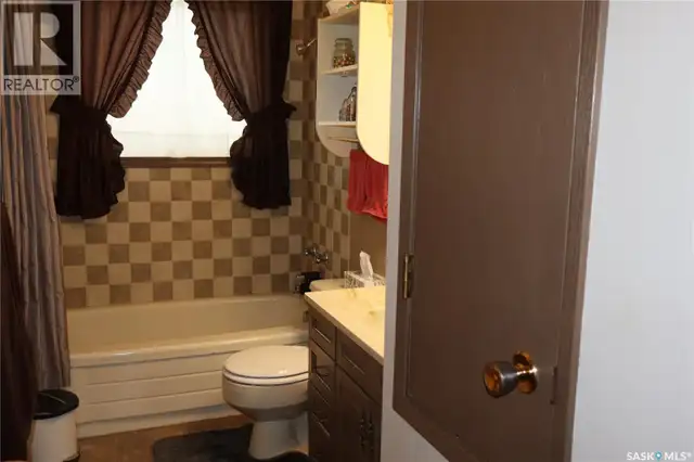 604 5th AVENUE W Assiniboia, Saskatchewan in Houses for Sale in Moose Jaw - Image 16