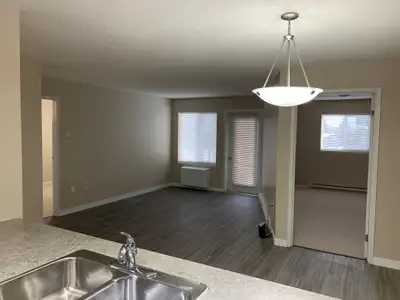 Kenwood Court - Spacious  1 Bedroom Unit Plus Den Apartment for