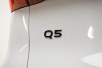This Audi Q5 boasts a Intercooled Turbo Gas/Electric I-4 2.0 L/121 engine powering this Automatic tr... (image 6)