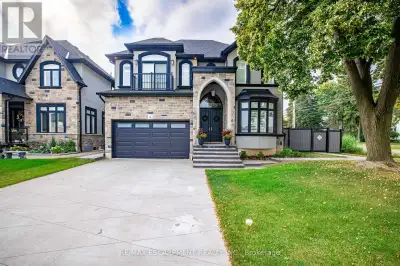 A place for new beginnings in the beautiful Meadowlands. Located in the heart of Ancaster, this imma...