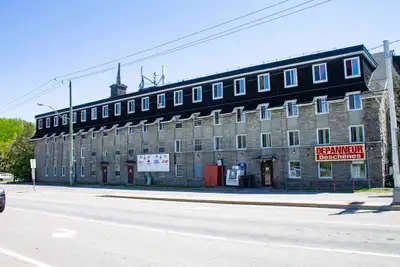 Située à Alymer, Gatineau Québec, cette communauté est un coinvent pour les résidents qui travaillen...