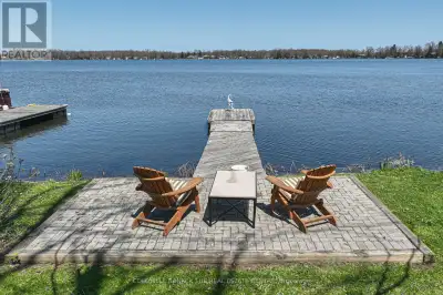 Waterfront Retreat on Lake Simcoe ! Perfect for Downsizers or Weekend Escapes! Step into easy lakesi...