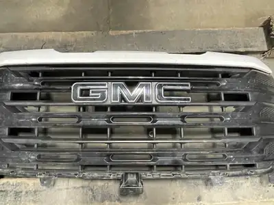GRILLE AND SHROUD IS IN EXCELLENT CONDITION. FITS A GMC SIERRA 1500 2019-2025 ELEVATION. INCLUDES HA...