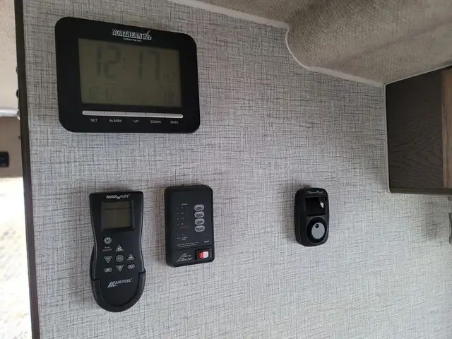 2025 Northern Lite Limited Edition 10-2EXLEDB Face-to-Face Dinet in Travel Trailers & Campers in Penticton - Image 13