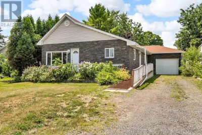 Spacious 1500 Sq Ft bungalow in the perfect location! Don't miss this comfortable 3 bedroom bungalow...