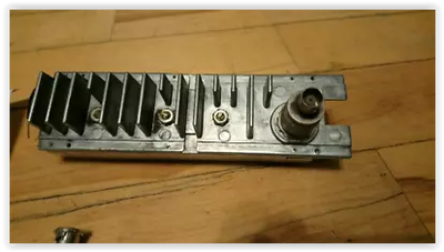 Ampli RF dans la bande de radio amateur 144mhz à 152mhz de 25watts de sortie. Viens avec câble et ad...