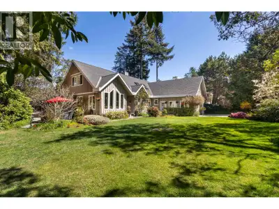 Meticulously maintained two-storey waterfront home & property offers 2,570 square ft of refined coas...