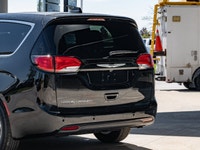 Welcome to 400 Chrysler Dodge Jeep Ram. 3.6L Pentastar V-6 engine - Advanced infotainment systems -... (image 6)