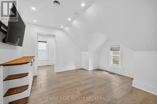 UPPER - 281 OXFORD STREET E London East (East F), Ontario in Commercial & Office Space for Rent in London - Image 10